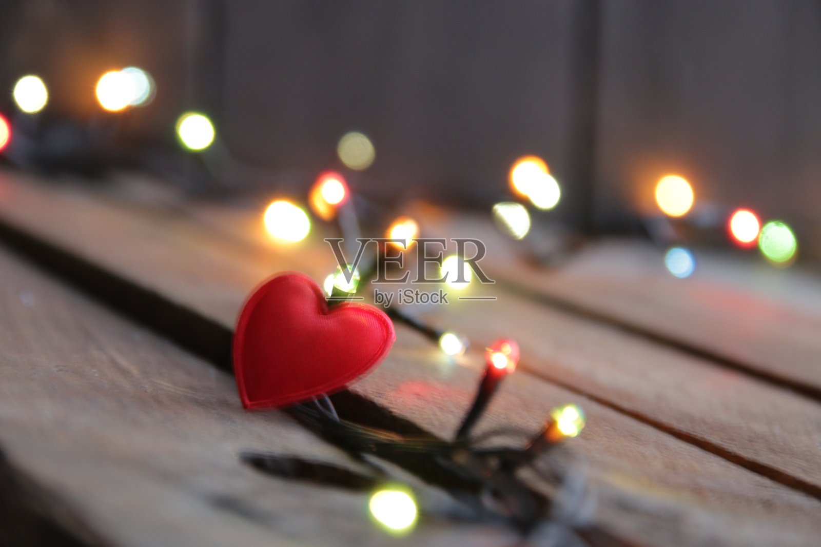 红色的心和圣诞灯的复古背景。新年家里的装饰。照片摄影图片