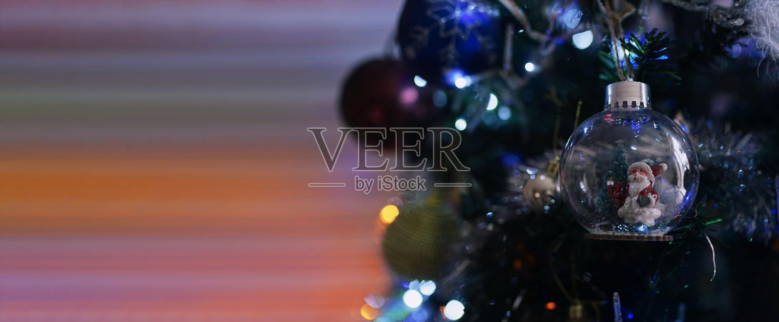 圣诞树上的圣诞装饰物与模糊的光背景,圣诞球在树枝冷杉,圣诞快乐的宽横旗,新年快乐贺卡,Noel,寒假概念照片摄影图片