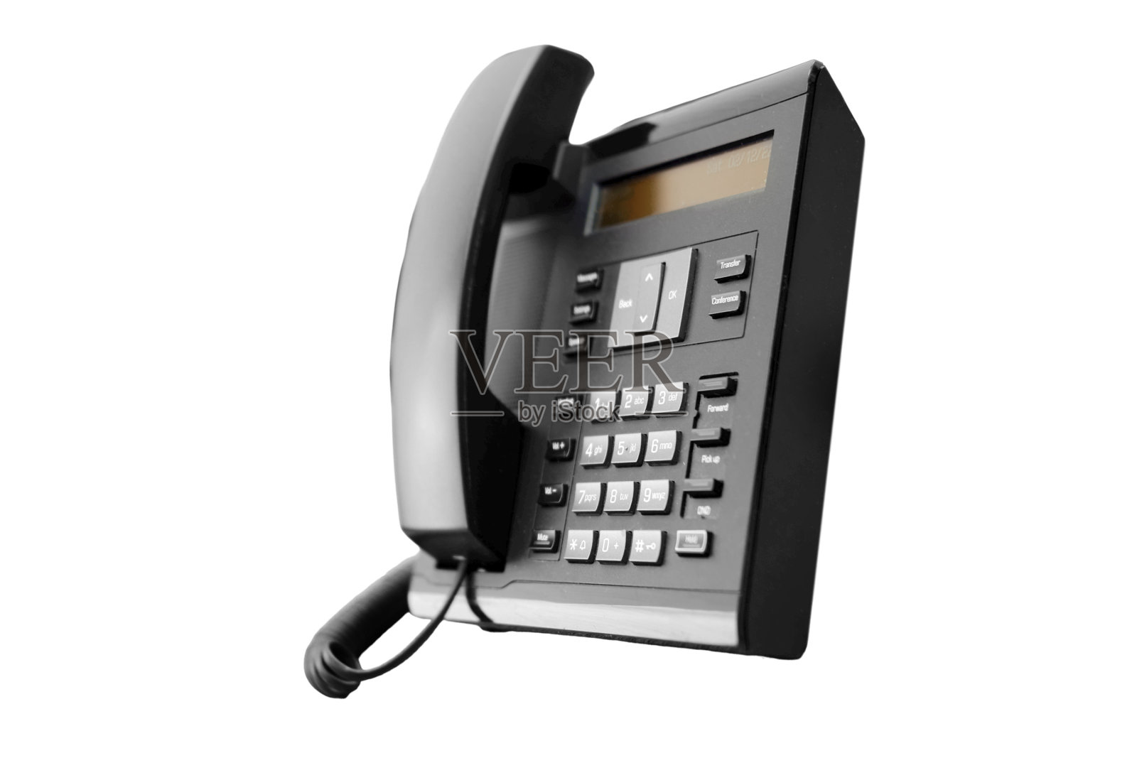 办公室里有黑色固定电话,白色背景照片摄影图片