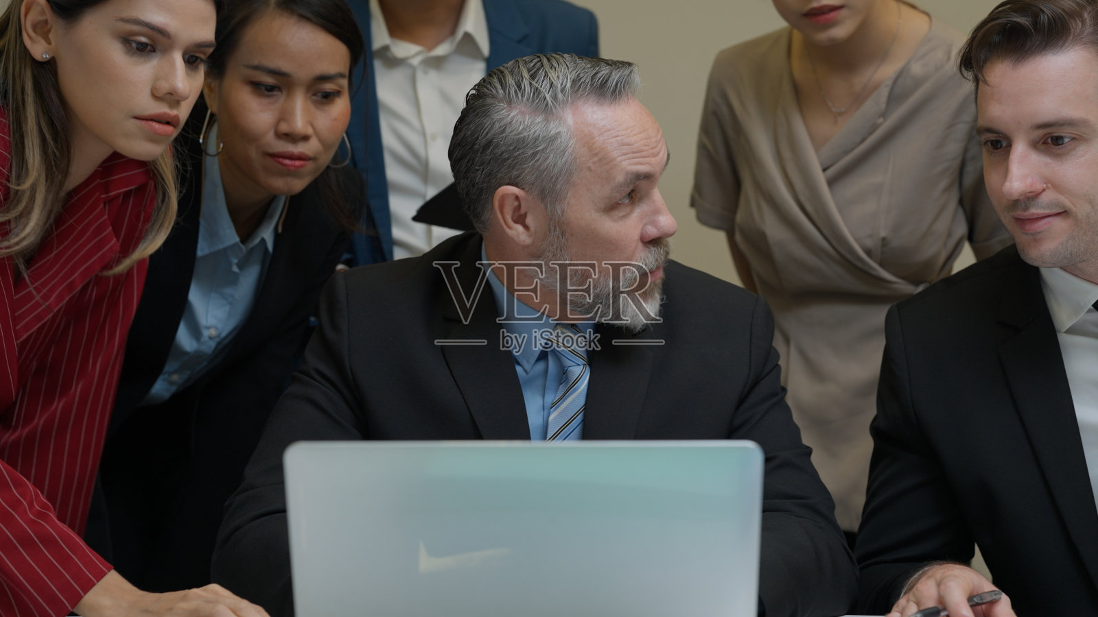 商人和女商人在一起开会,讨论计划项目文件,在一个团队中合作,相互支持业务团队项目照片摄影图片