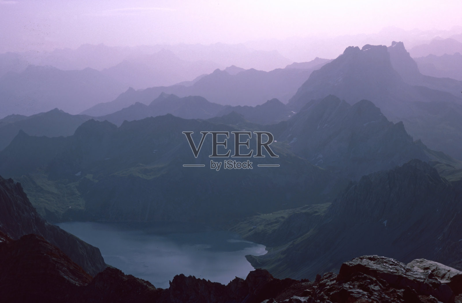 奥地利吕纳湖东阿尔卑斯山雷蒂肯山脉的山峰自然景观照片摄影图片