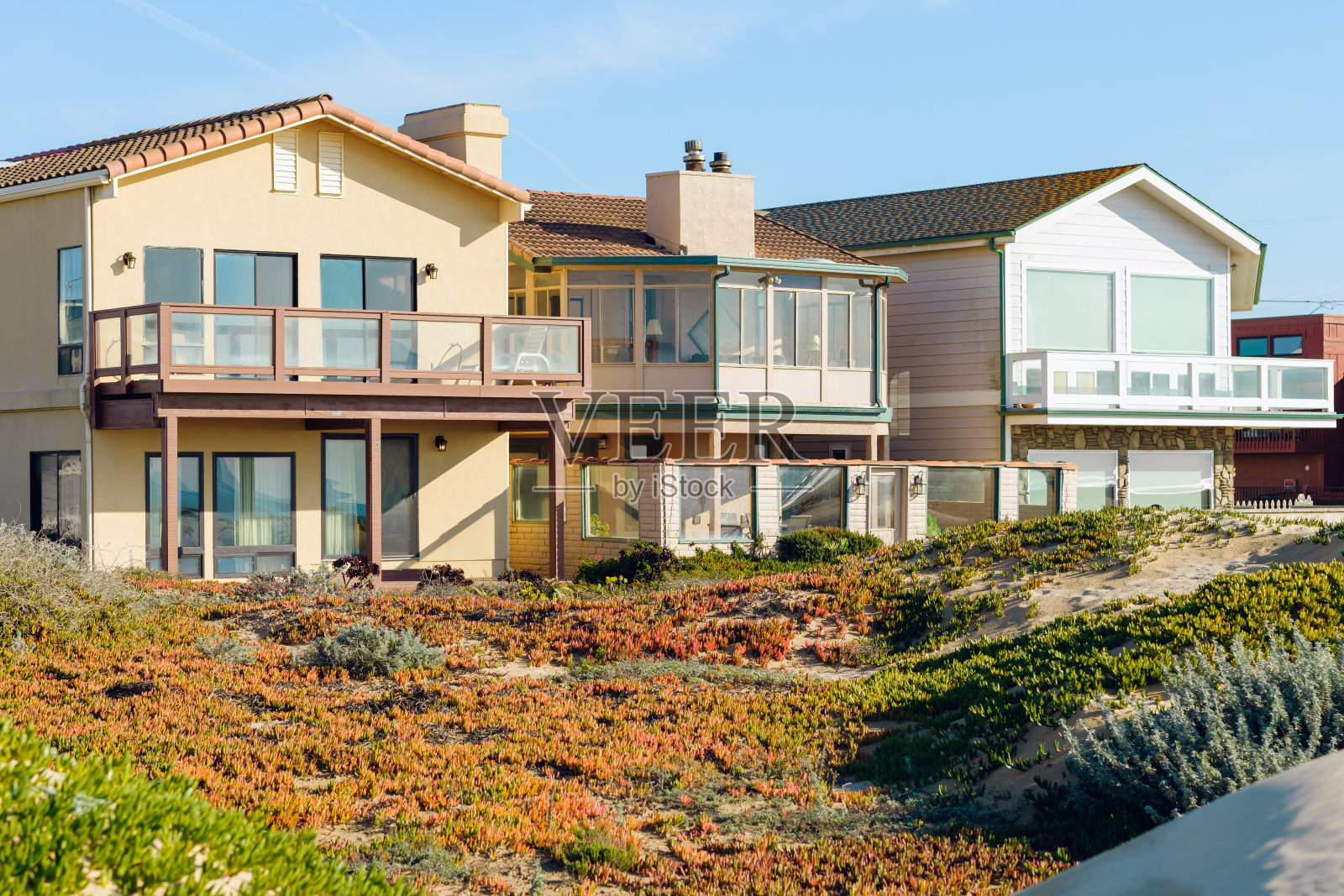 坐落在海岸沙丘中的房屋。在加利福尼亚中部海岸的一个小海滩小镇上,有美丽的海景房子照片摄影图片