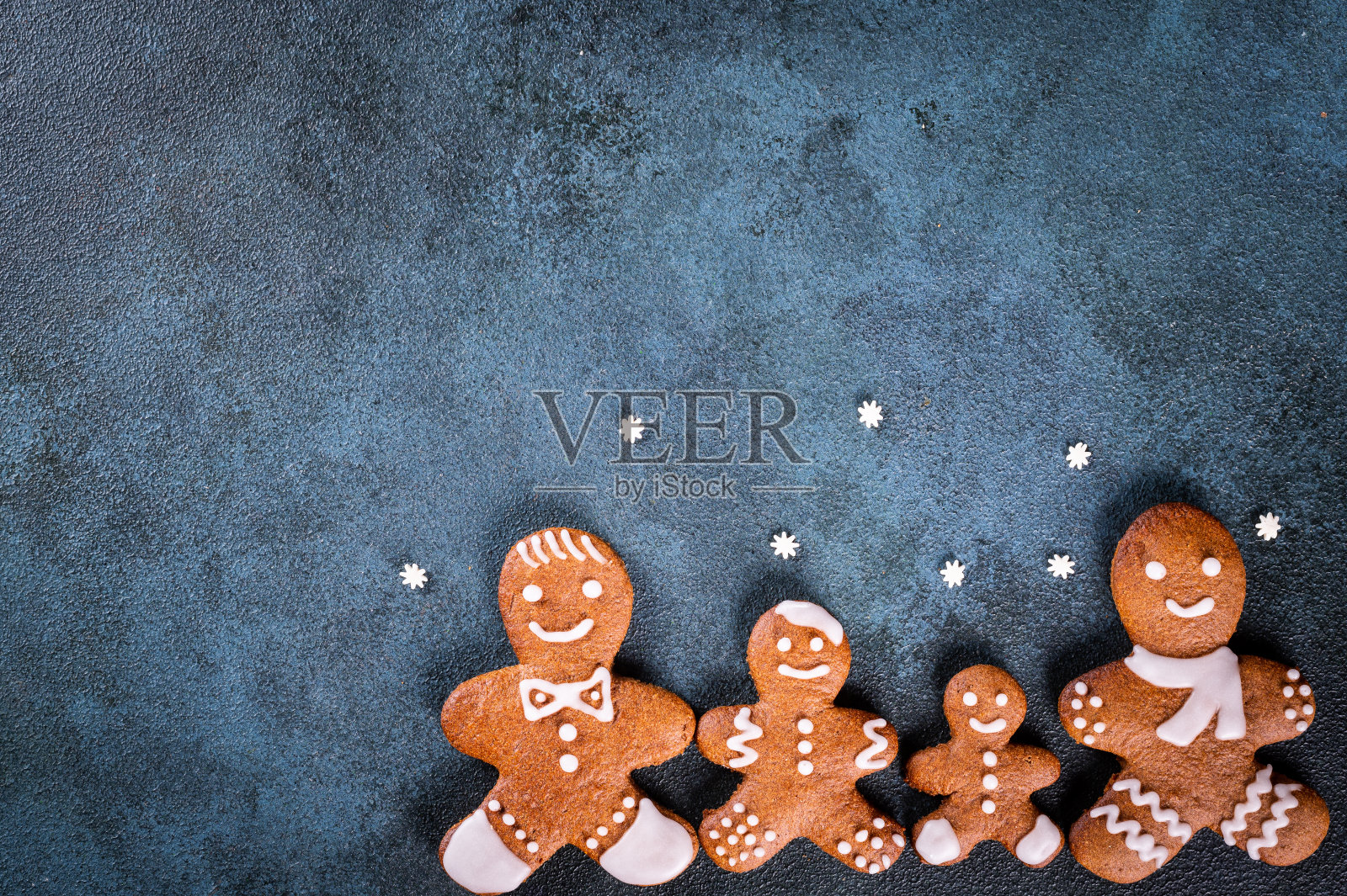 自制的姜饼曲奇,黑色背景。圣诞作文,新年背景。圣诞甜点。新年祝福语。照片摄影图片