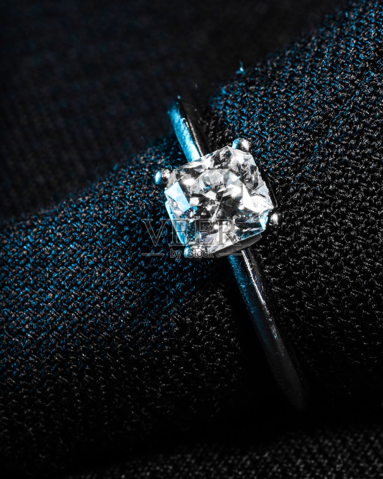 漂亮的钻石结婚戒指特写照片摄影图片