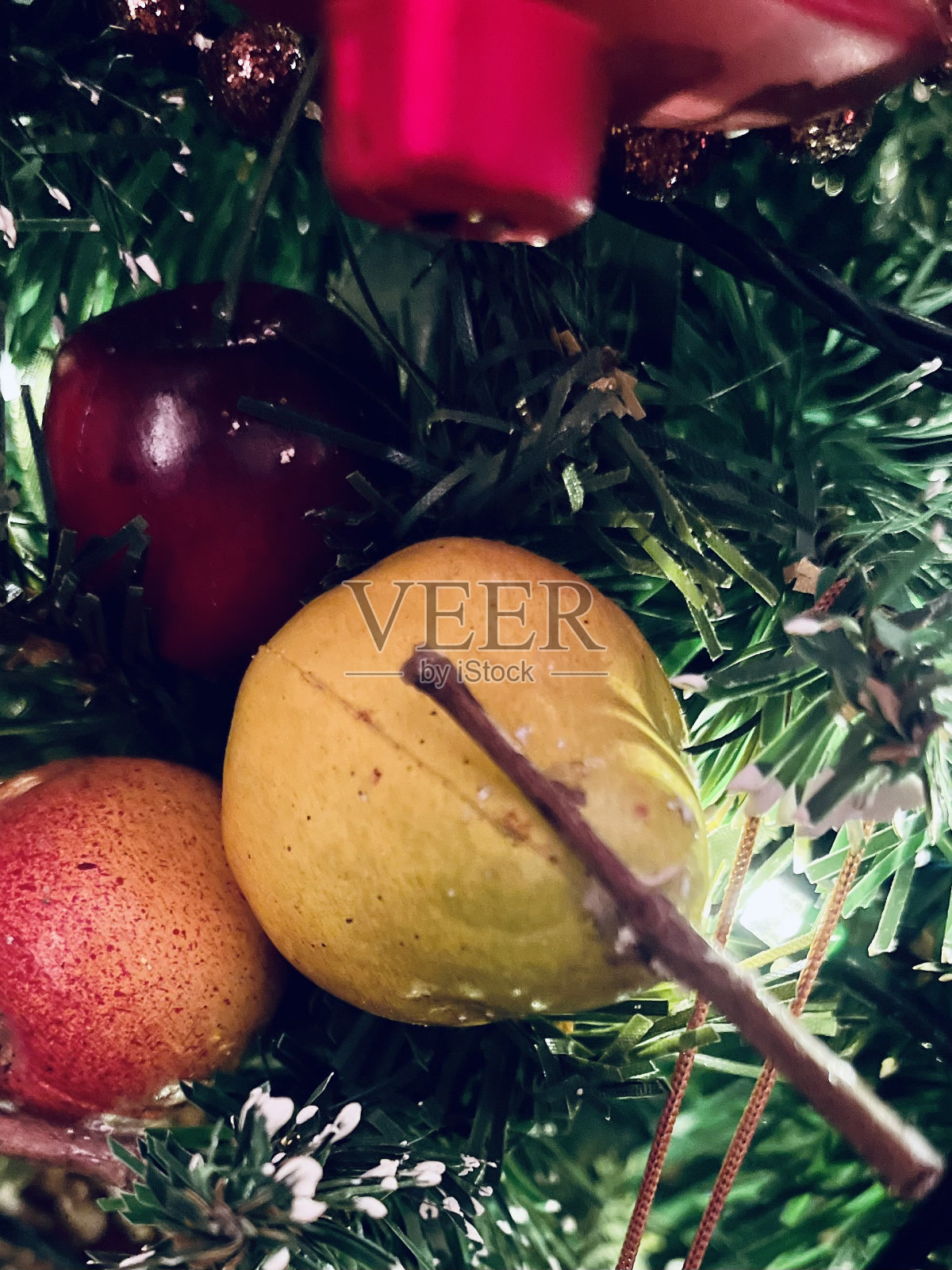 英国圣诞树上的圣诞装饰品。传统维多利亚风格的水果形状的小玩意特写照片摄影图片