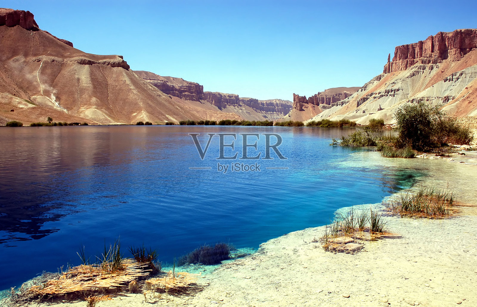 阿富汗中部的bande Amir湖,有芦苇和山景照片摄影图片