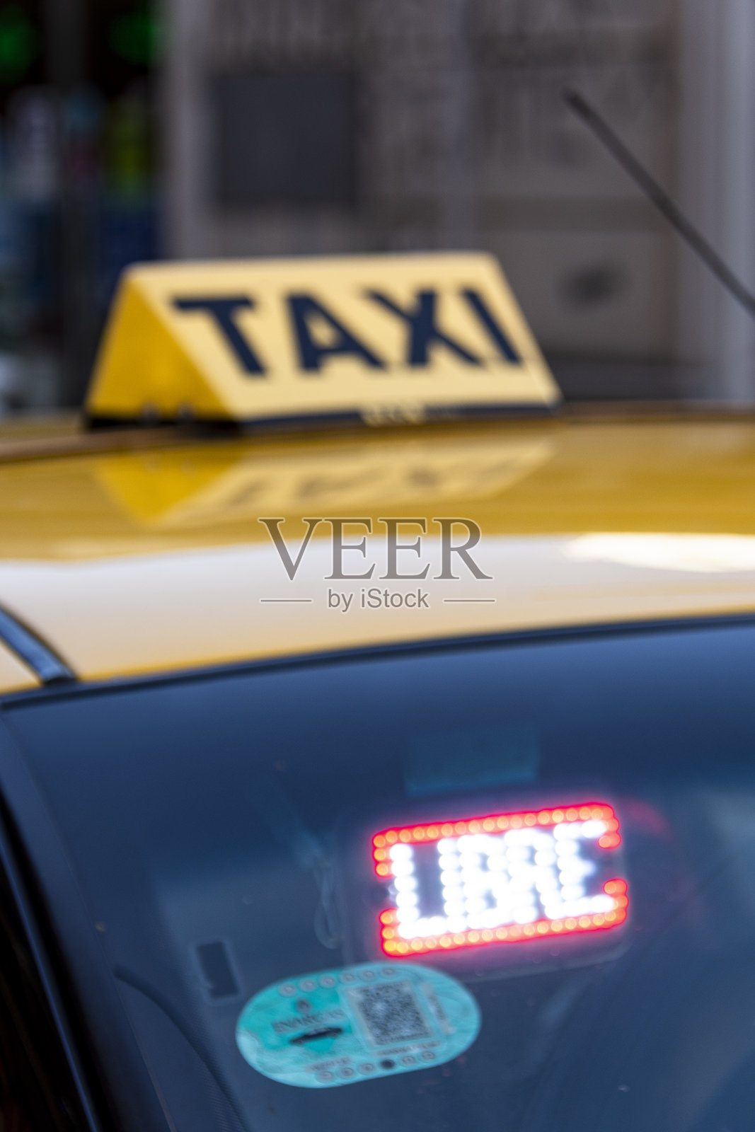 出租车,其招牌和信号的自由,或空,略失焦,以掩饰出租车的识别。阿根廷圣达菲省罗萨里奥市。2022年11月23日。照片摄影图片