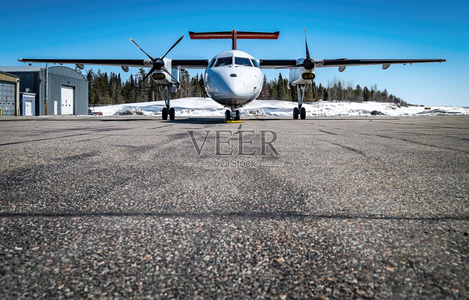 飞机停在停机坪上照片摄影图片