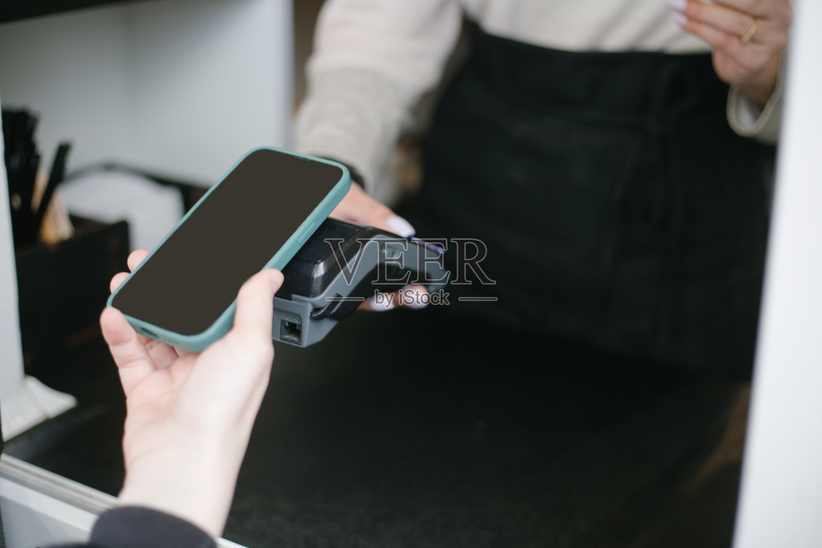 一个女孩用苹果支付在iphone上支付购物的特写镜头照片摄影图片