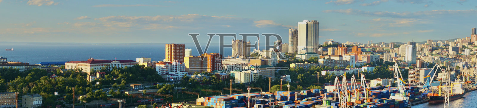 海参崴的广角照片。夏季海参崴全景照片。大尺度照片的金角和整个符拉迪沃斯托克。照片摄影图片