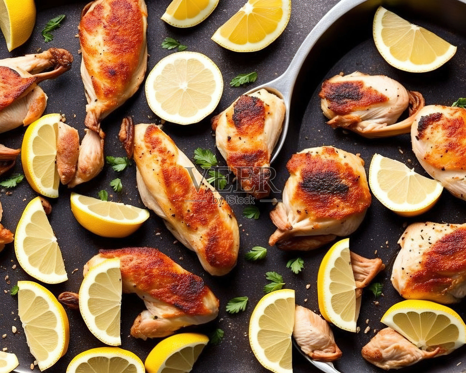 一盘美味的鲜去骨鸡,大腿片照片摄影图片