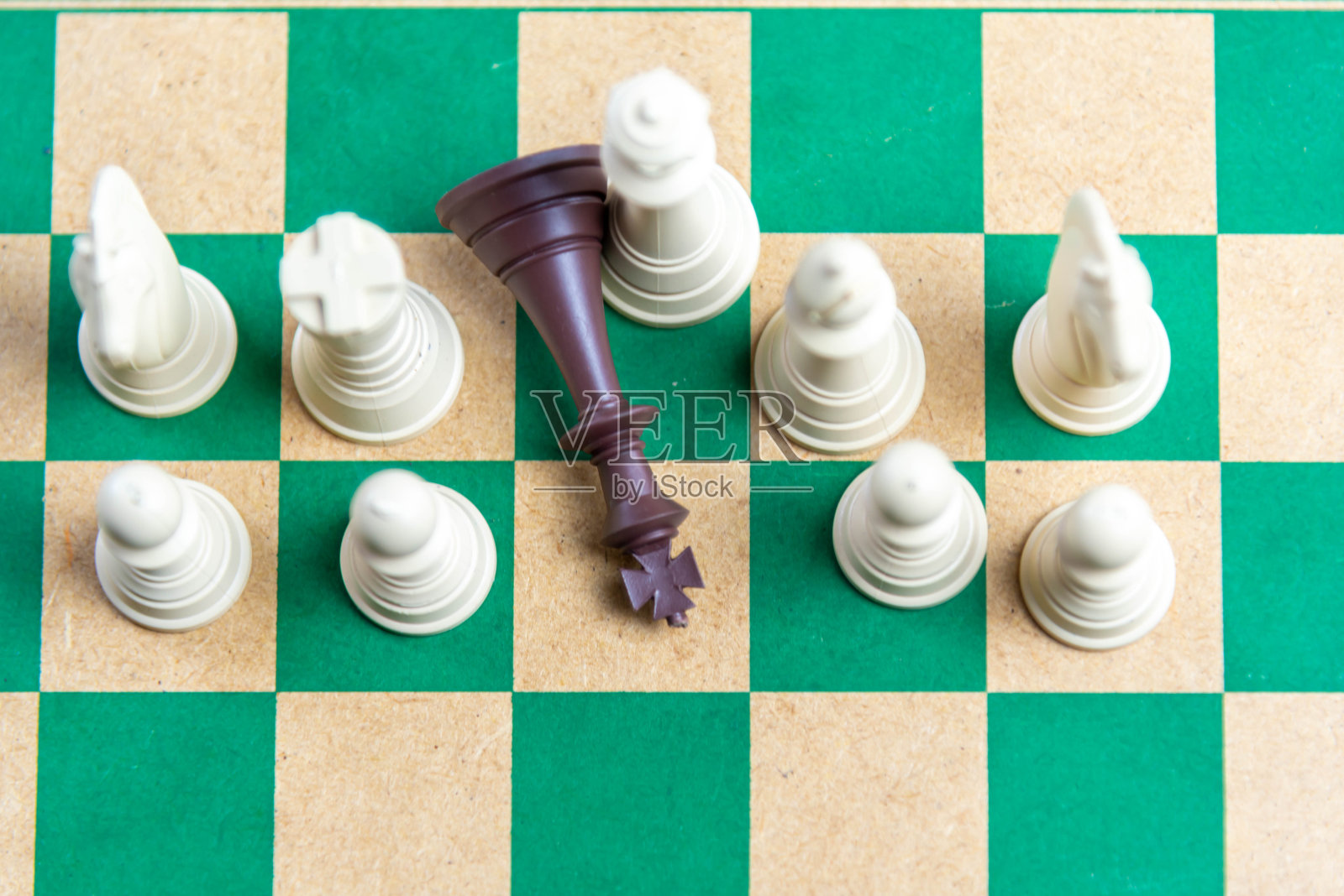 棋盘上的棋子照片摄影图片