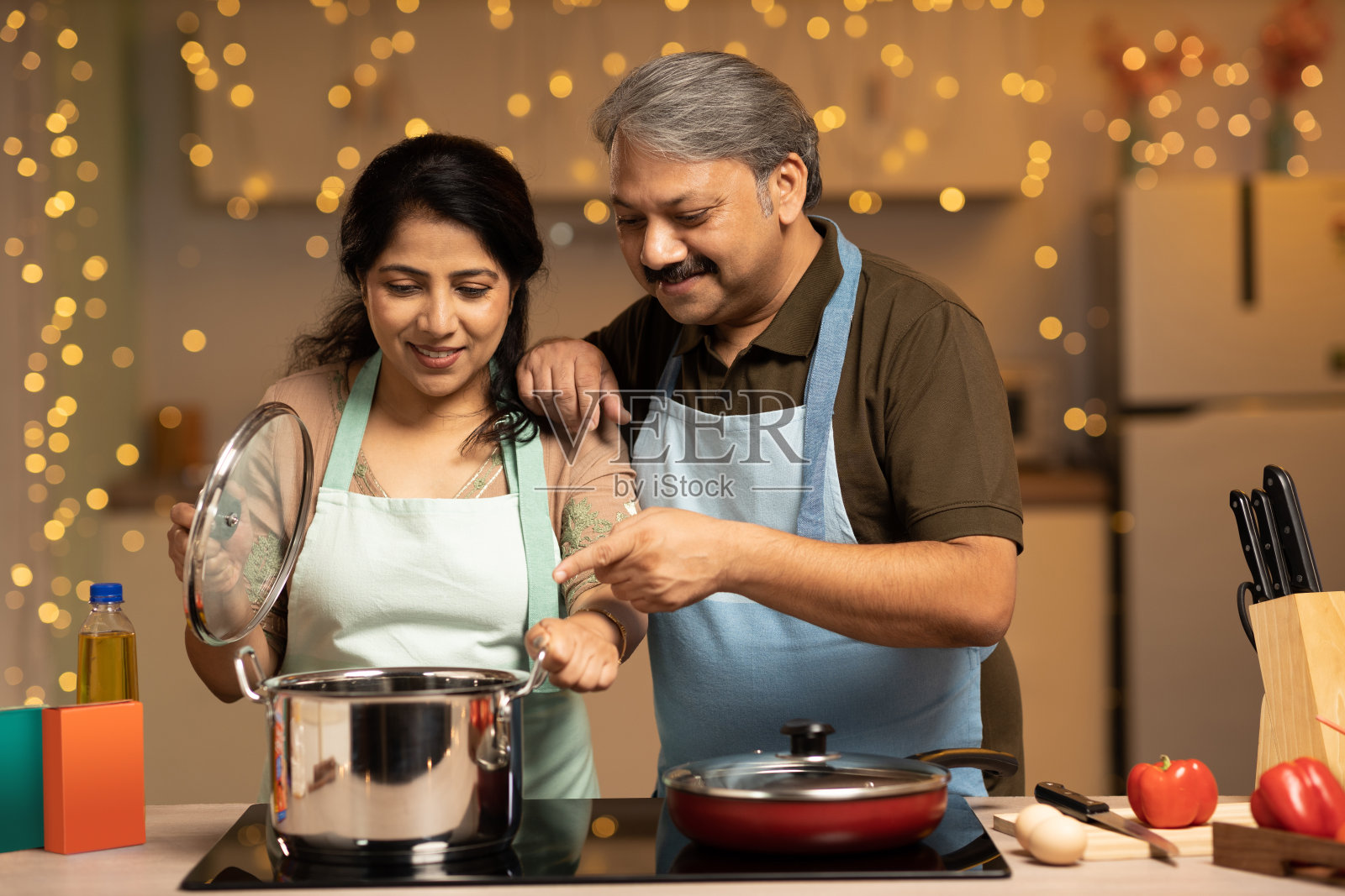 微笑的夫妇在家里准备食物的股票照片照片摄影图片