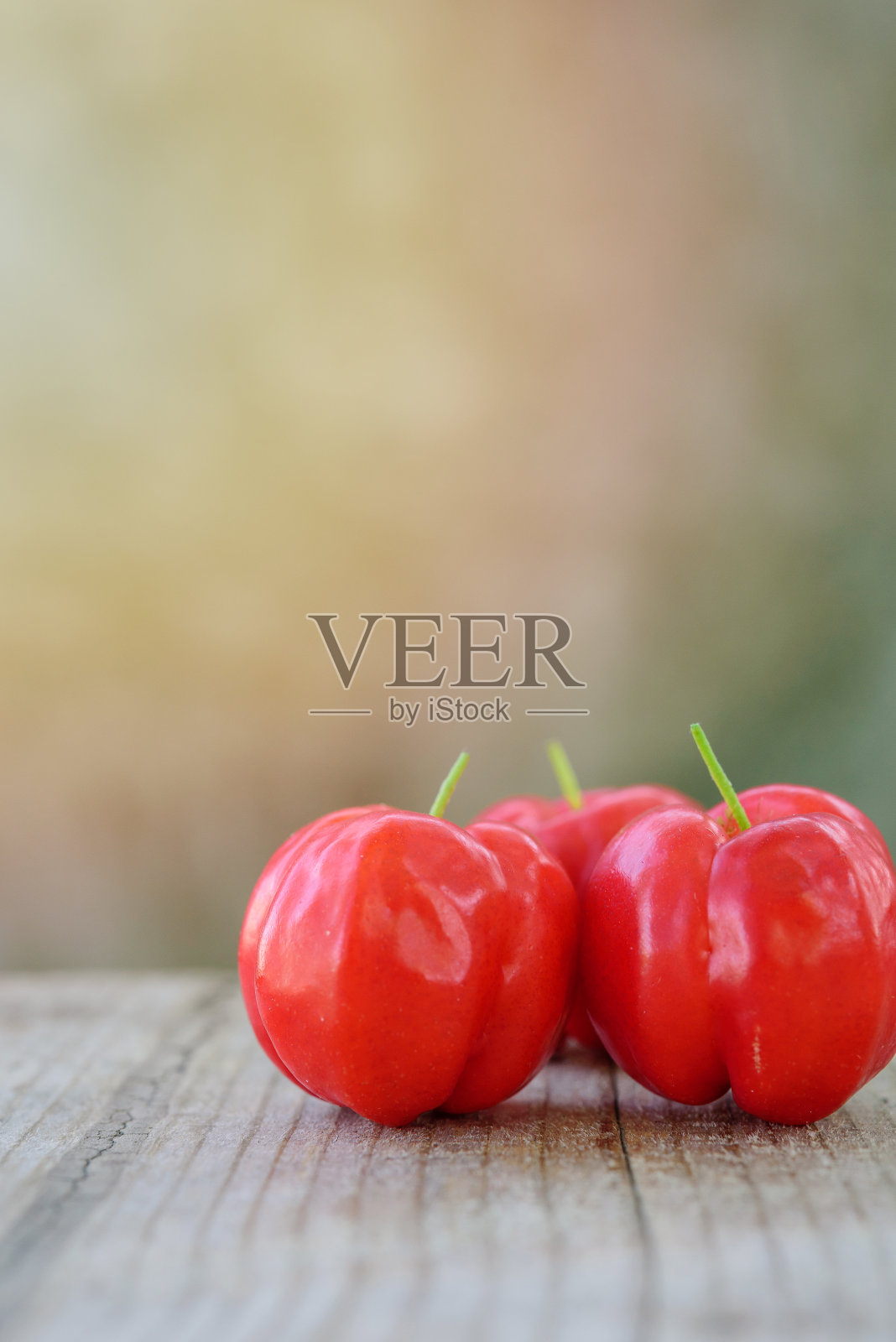 新鲜樱桃,木质背景,红色新鲜樱桃照片摄影图片