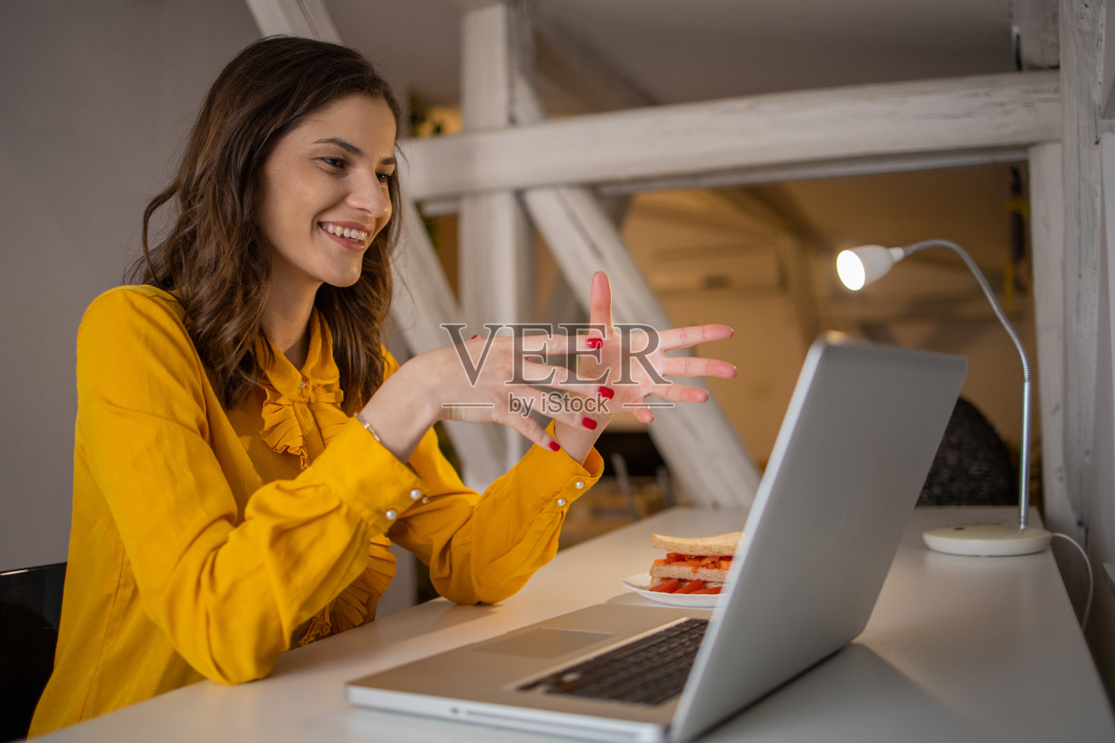 年轻女性在家工作照片摄影图片