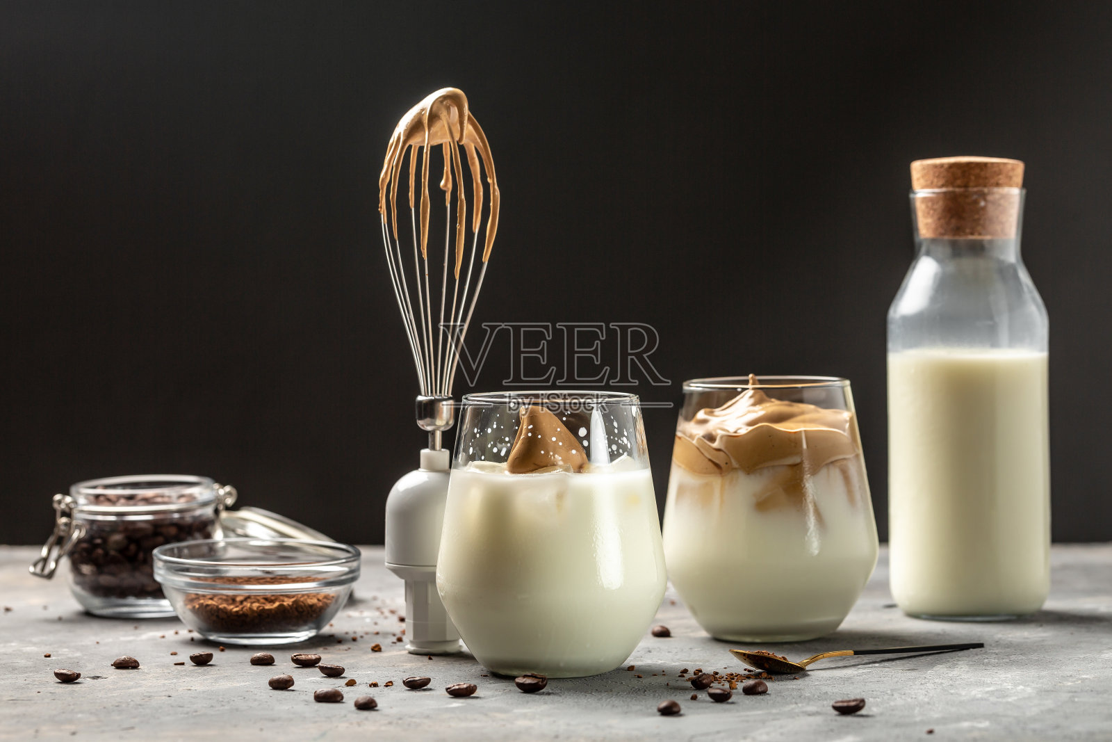 dalgona咖啡,食谱流行的韩国饮料拿铁与泡沫速溶咖啡,横幅,菜单,食谱的地方为文本照片摄影图片