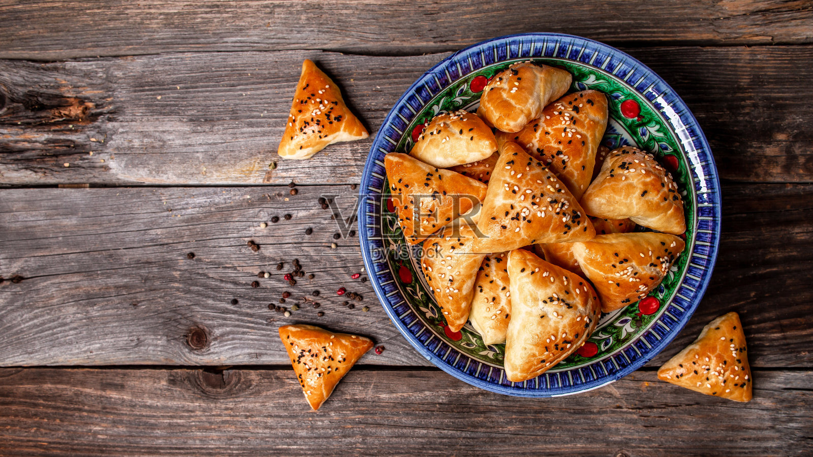 传统印度美食萨莫萨烤面点与咸味馅,受欢迎的印度小吃与香料的乡村背景,俯视图照片摄影图片