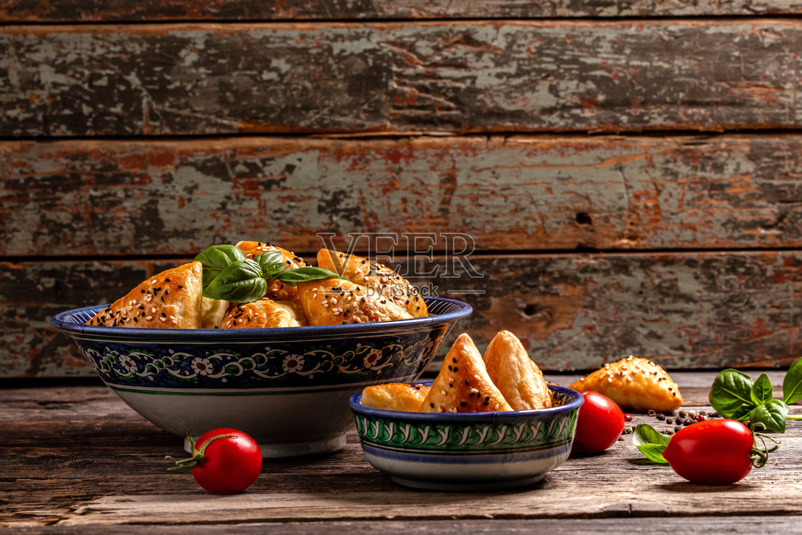 美味的油炸南印度萨莫萨馅饼,肉,生菜,萨莫萨在乡村背景。横幅菜单食谱的地方文本照片摄影图片