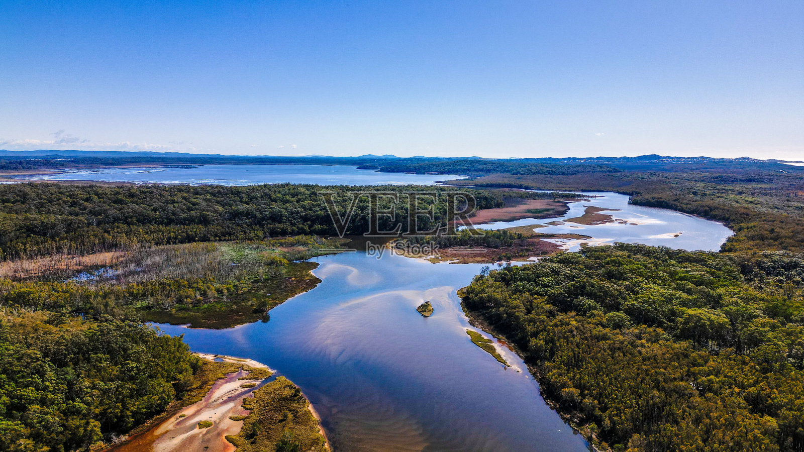 澳大利亚凯西湖的鸟瞰图,背景是蓝天照片摄影图片