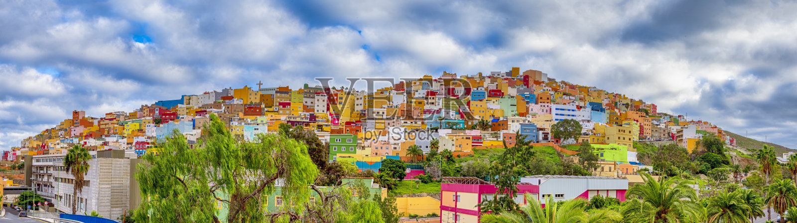 旅游目的地。位于拉斯帕尔马斯市阿尔塔城的风景如画的老城区和多彩的房子在大加那利岛的阳光照片摄影图片