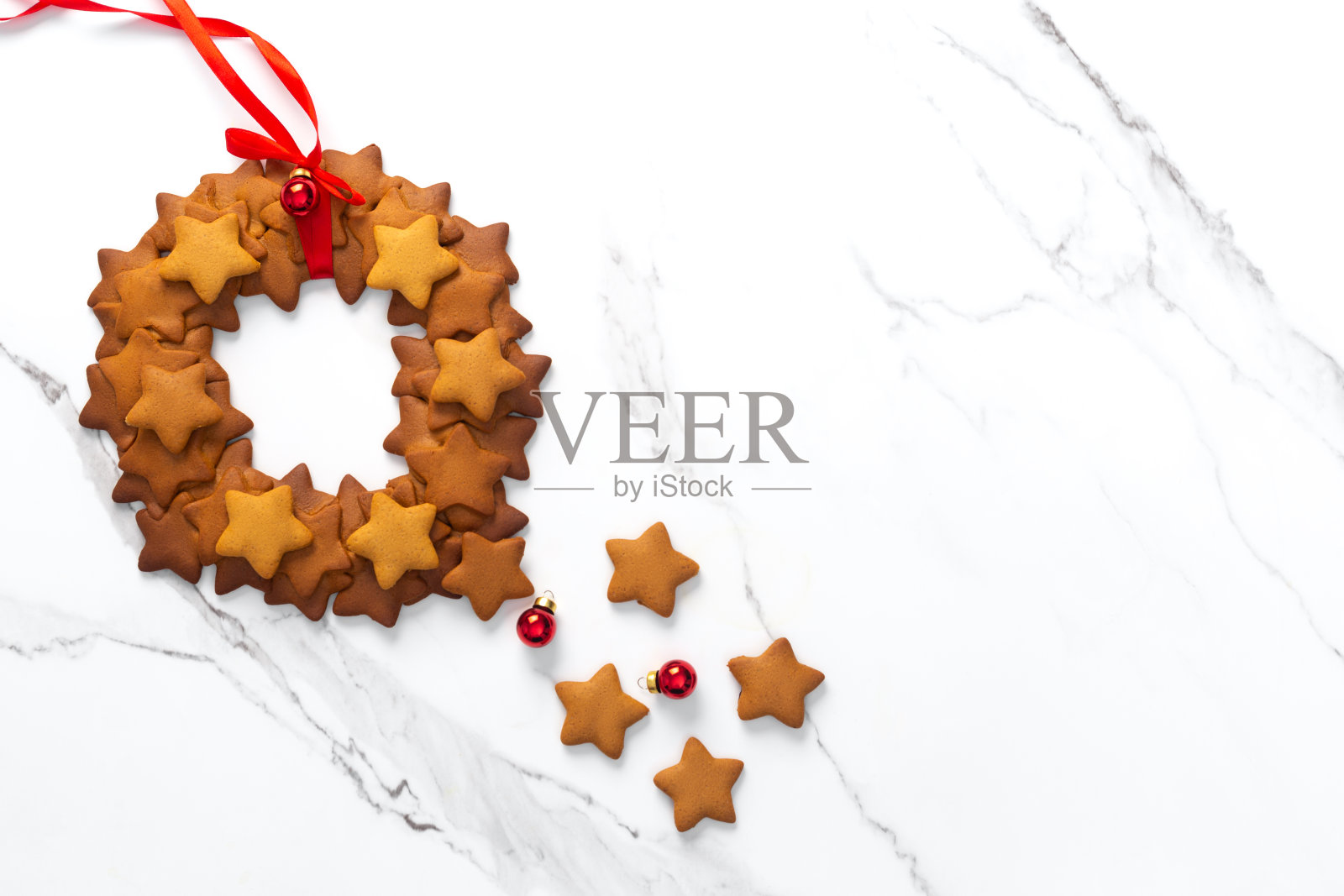 白色背景上的姜饼圣诞花环照片摄影图片