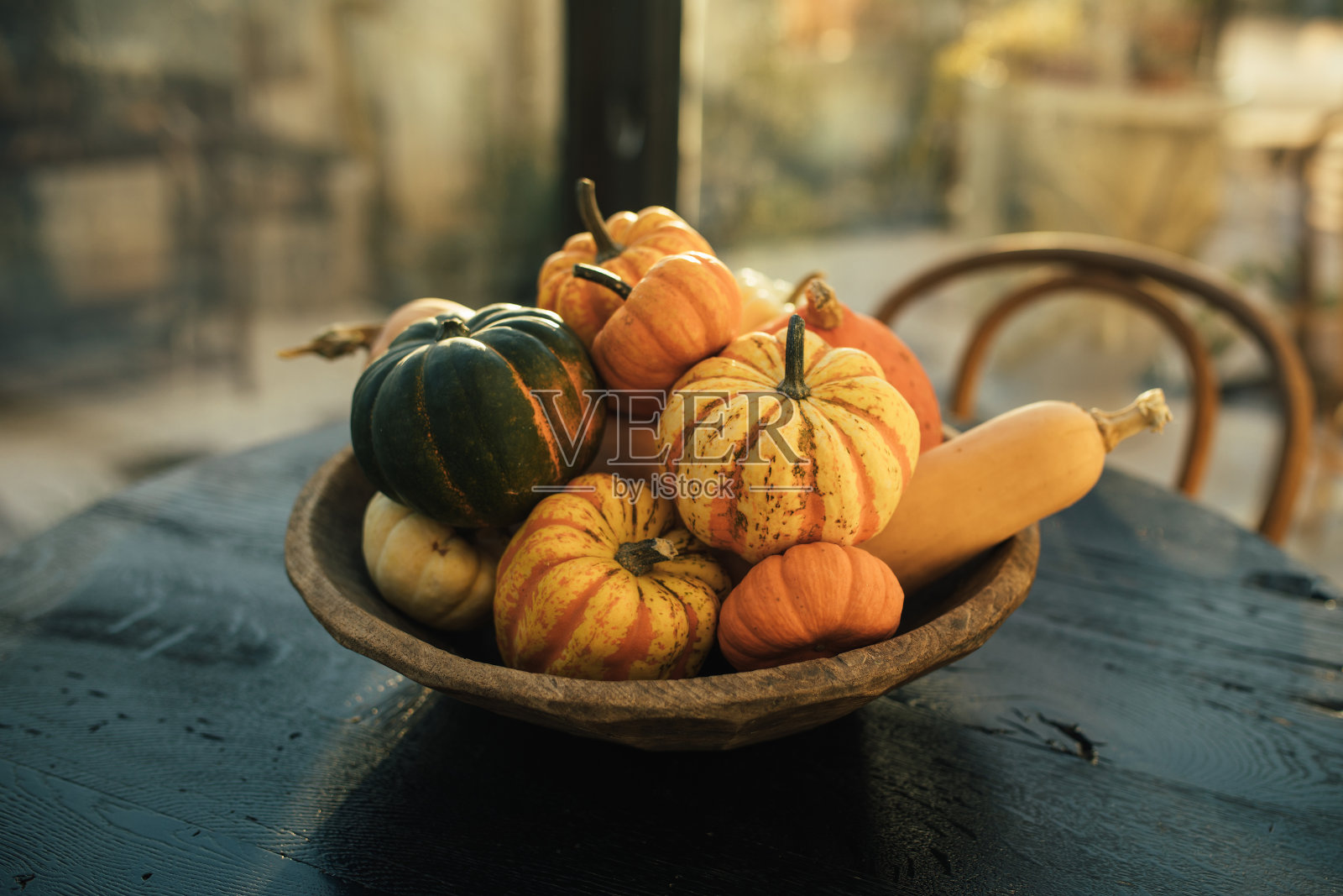 木桌上有一盘南瓜。照片摄影图片