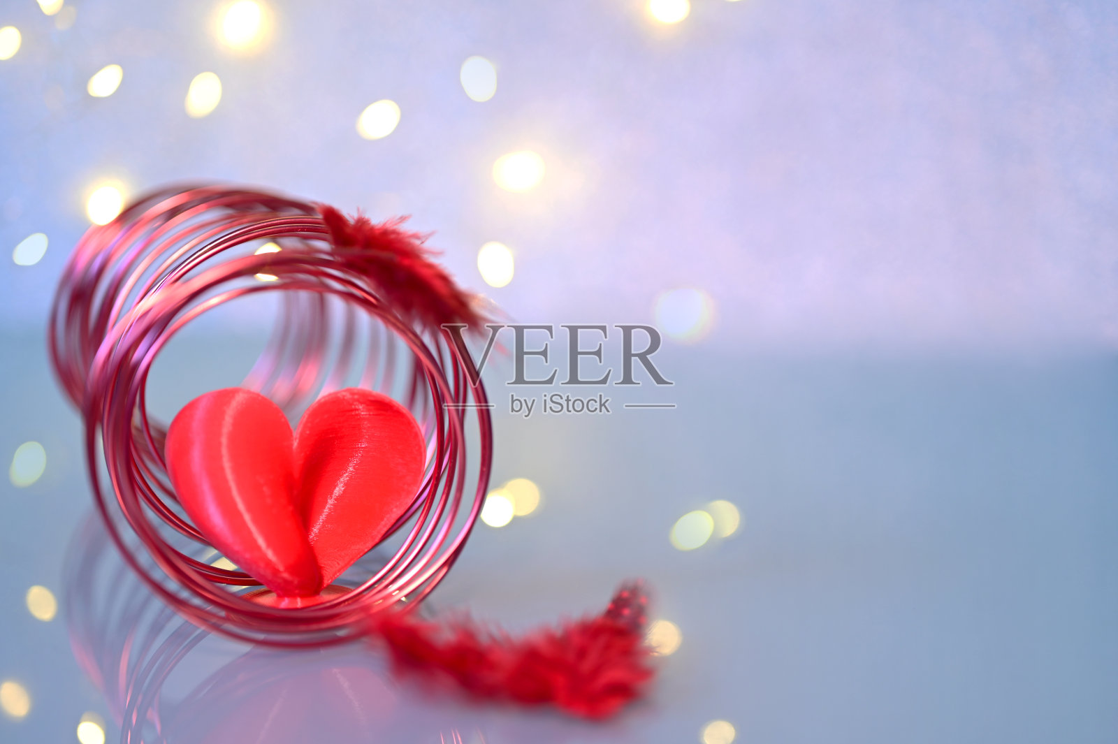 心带羽毛和红色螺旋照片摄影图片