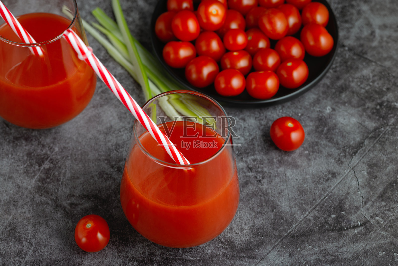 用玻璃杯盛新鲜番茄汁。蔬菜饮料照片摄影图片