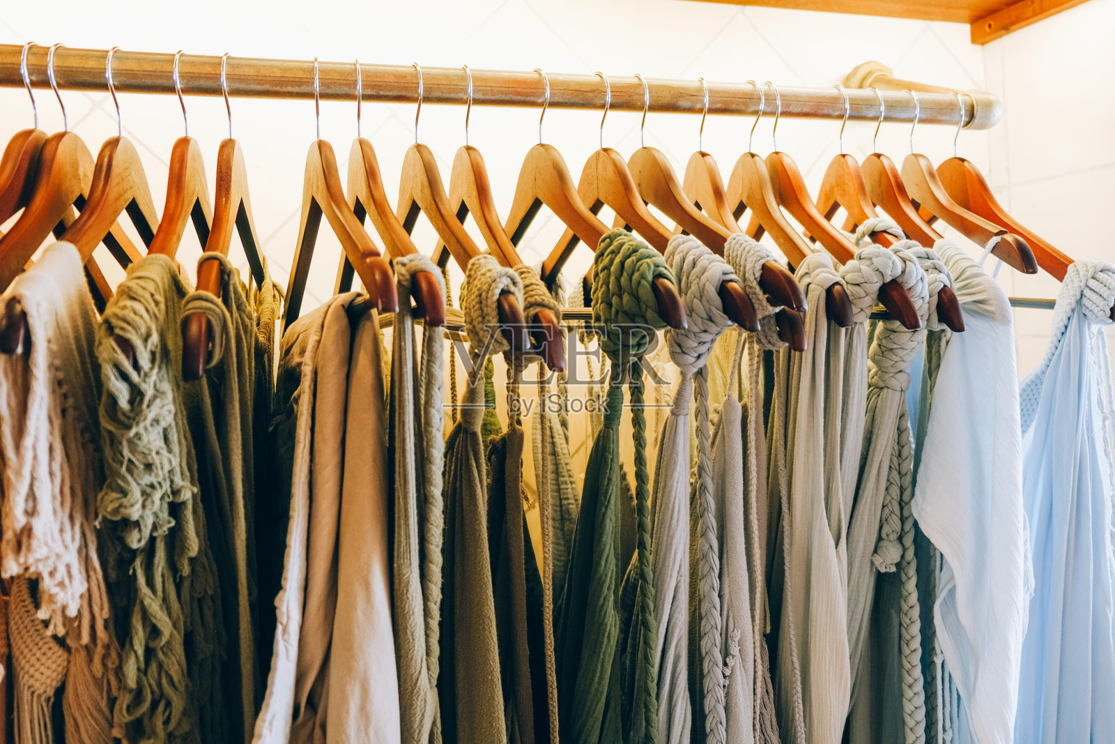 时尚商店室内时尚女装货架。照片摄影图片