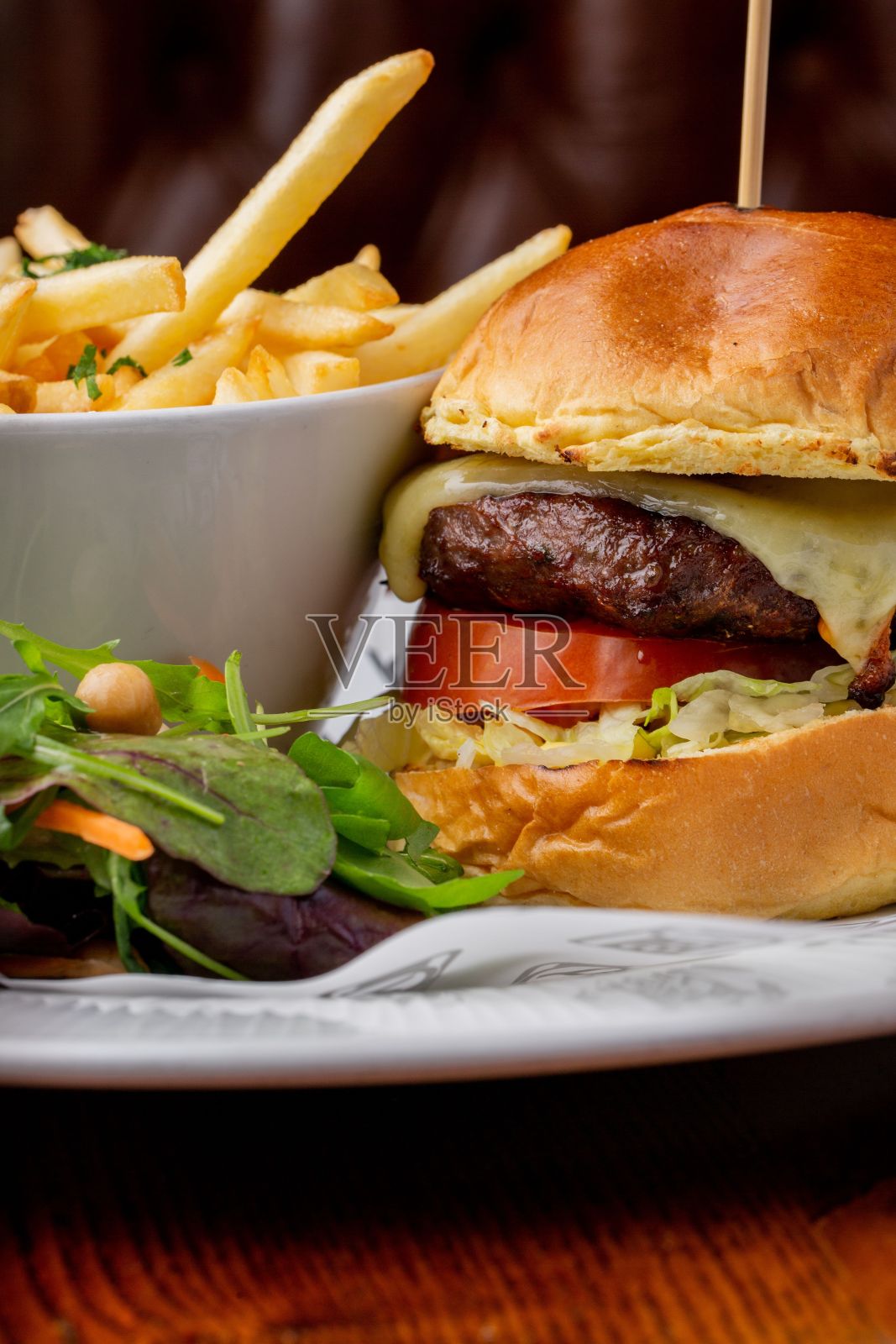 木桌上的汉堡和薯条的垂直特写照片摄影图片