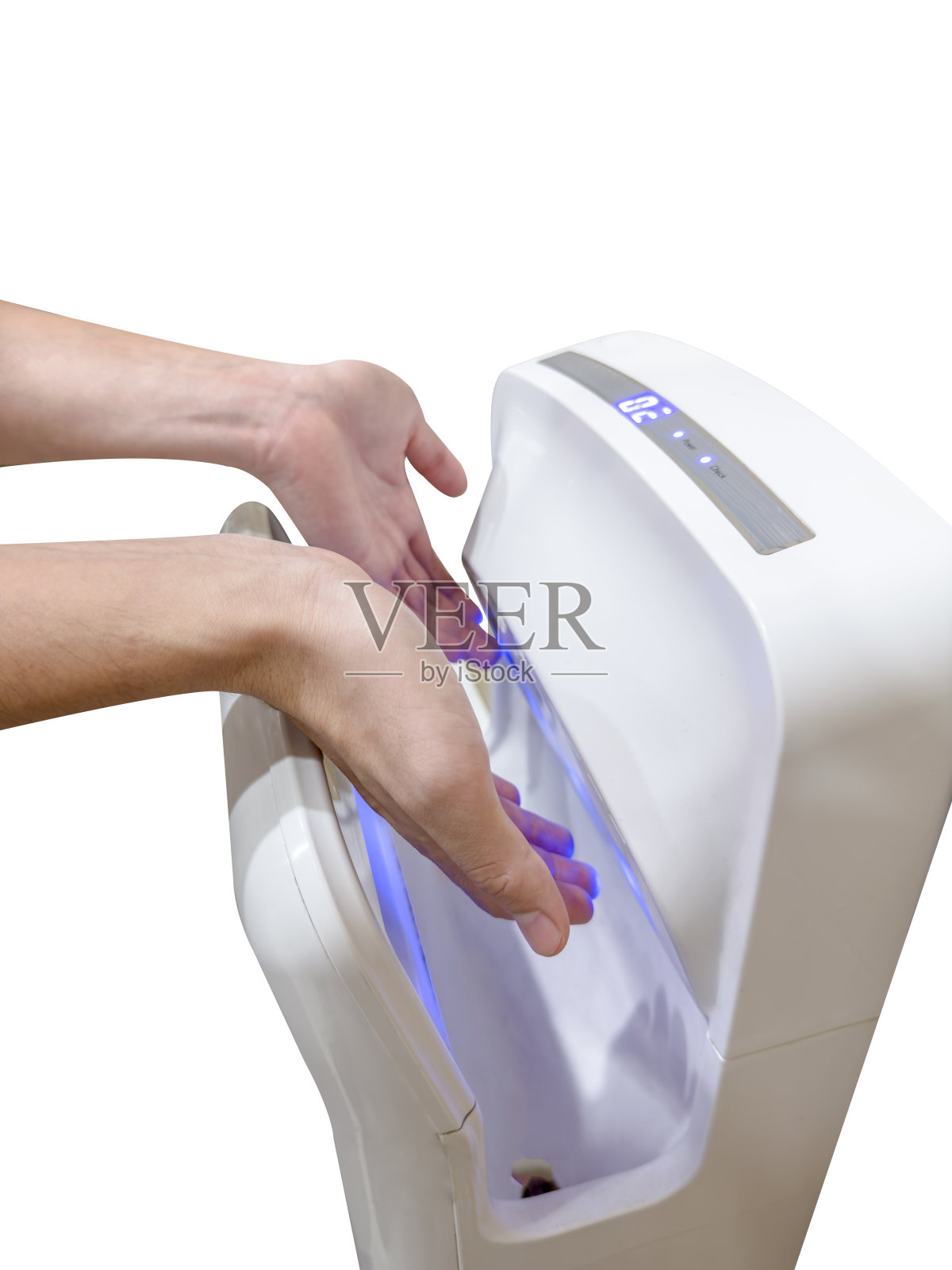 公共厕所自动干手机或厕所卫生概念。一名男子在浴室使用自动干手机。照片摄影图片