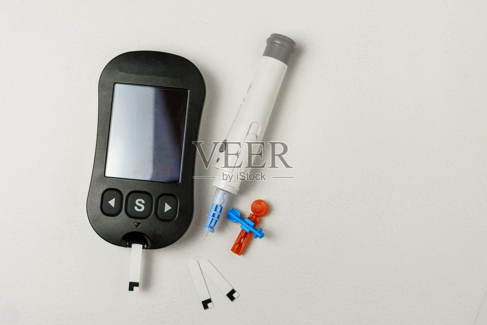 糖尿病治疗套件与数字血糖仪,长矛,长矛装置在白色背景照片摄影图片