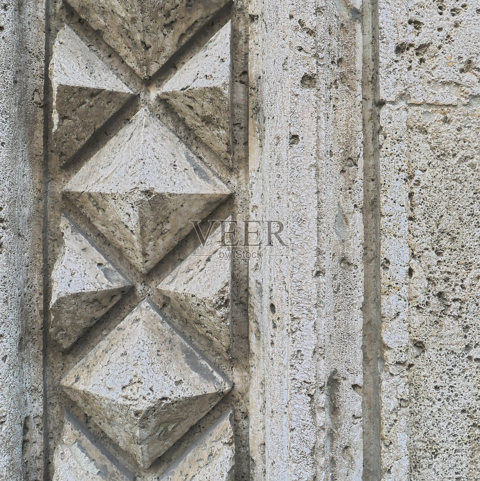 意大利,佩鲁贾,2022年夏季。意大利一座美丽城市的古老城墙。这面墙上有历史的印记照片摄影图片