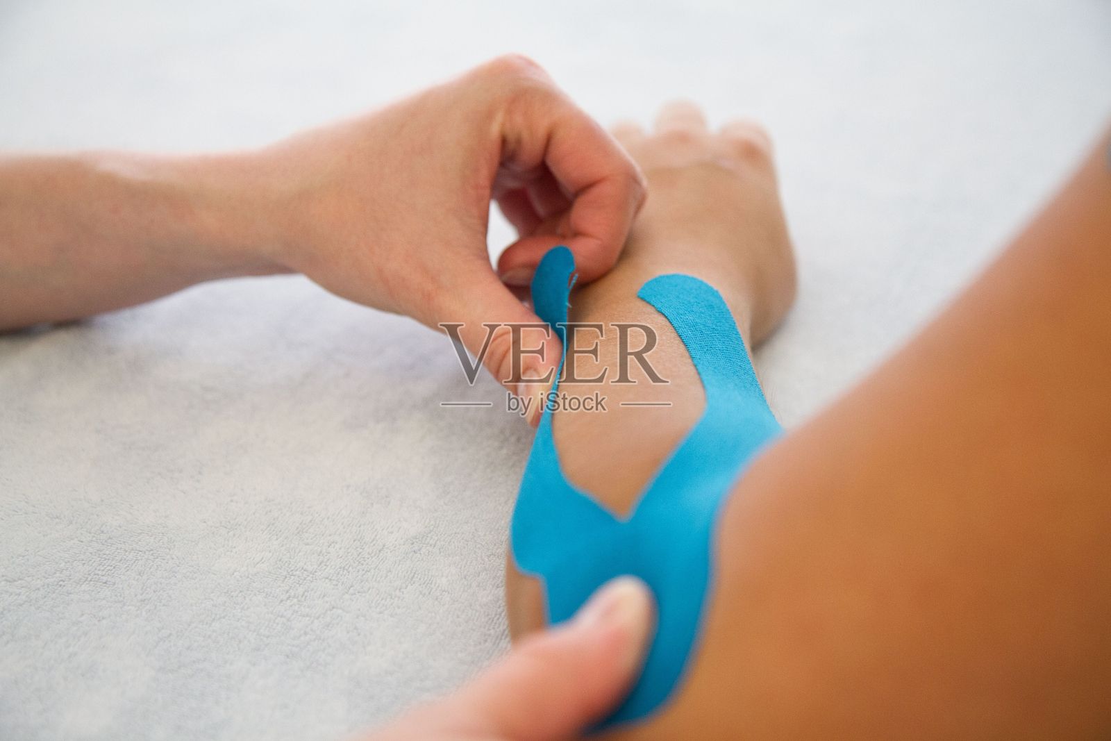 白种人的手在肘部贴胶带,理疗,照片摄影图片