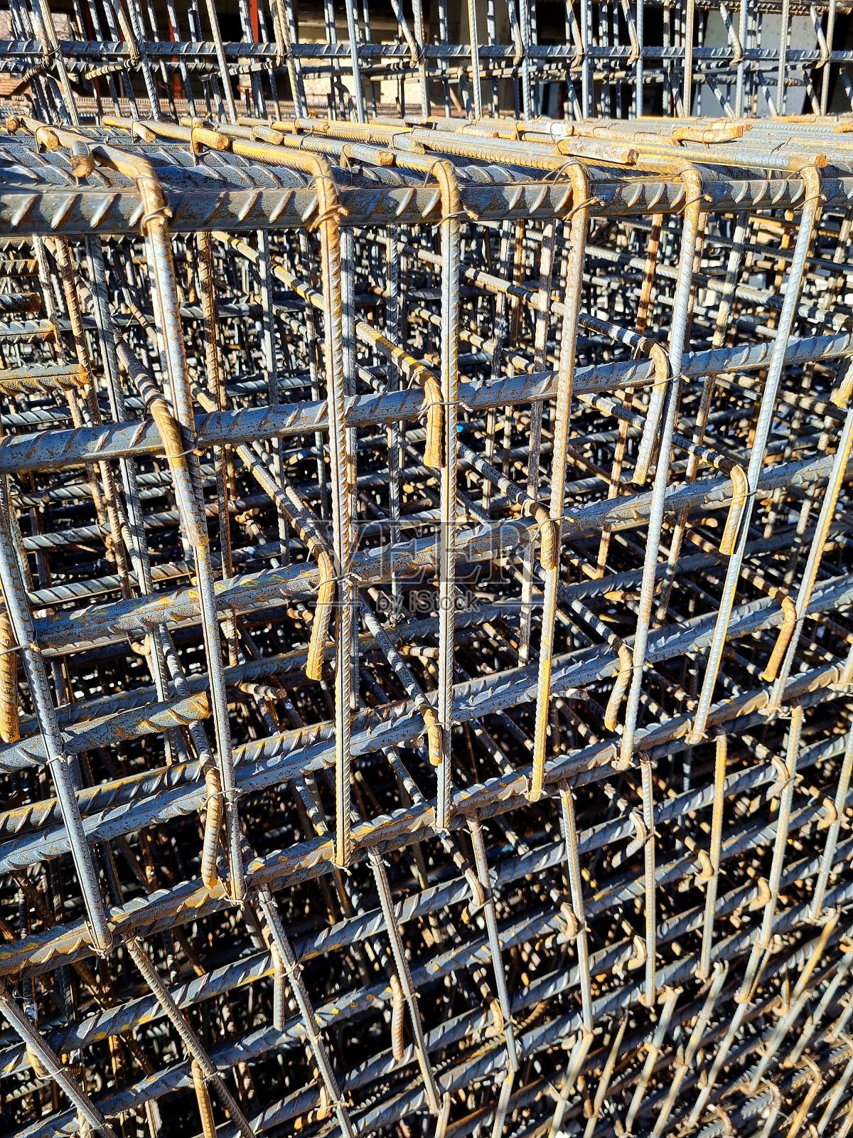 施工现场钢筋混凝土柱上的铁照片摄影图片