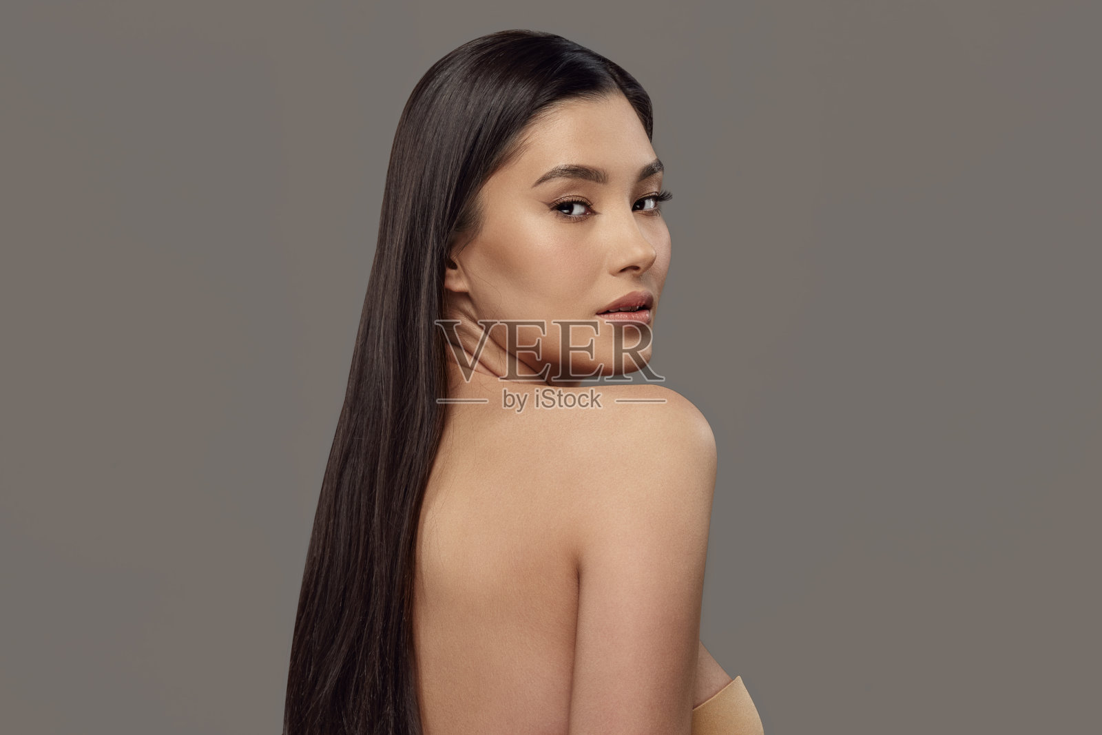 奢华的年轻女子,裸背,黑色长发。照片摄影图片