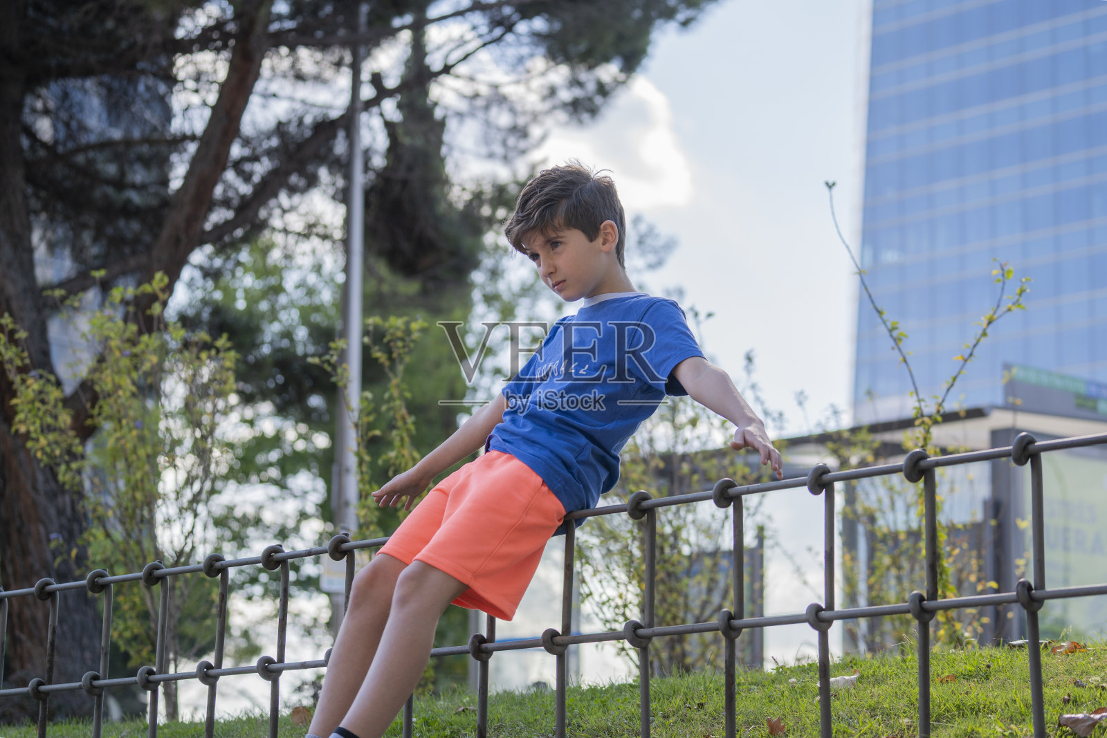 在马德里市中心的一个公园里练习平衡的孩子照片摄影图片