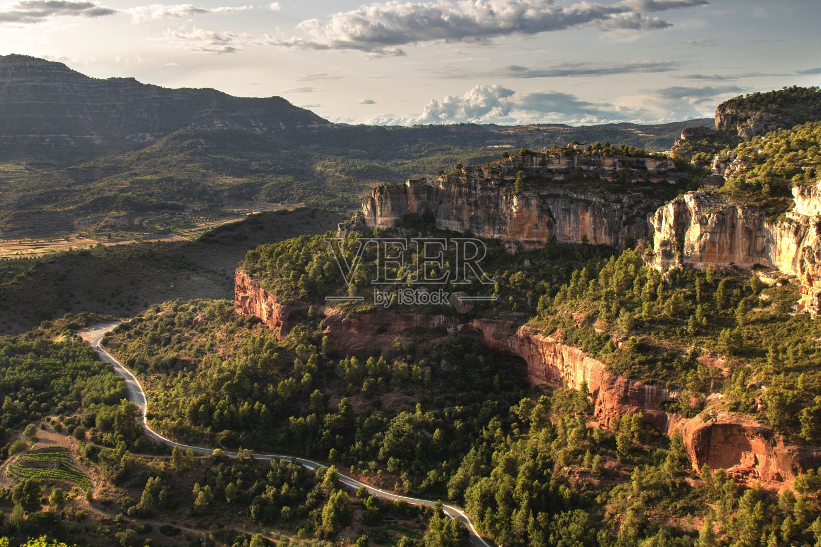 在乡村地区俯瞰美丽的山脉和悬崖的高角度拍摄照片摄影图片