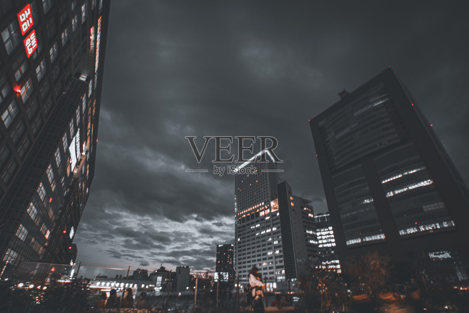 新宿站新南出口夜景照片摄影图片