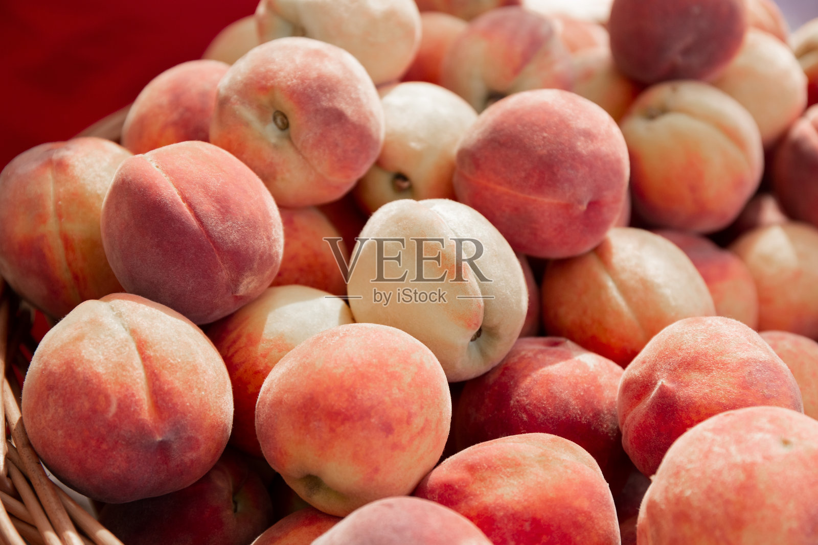 成熟的桃子作为水果背景。从上面看。照片摄影图片