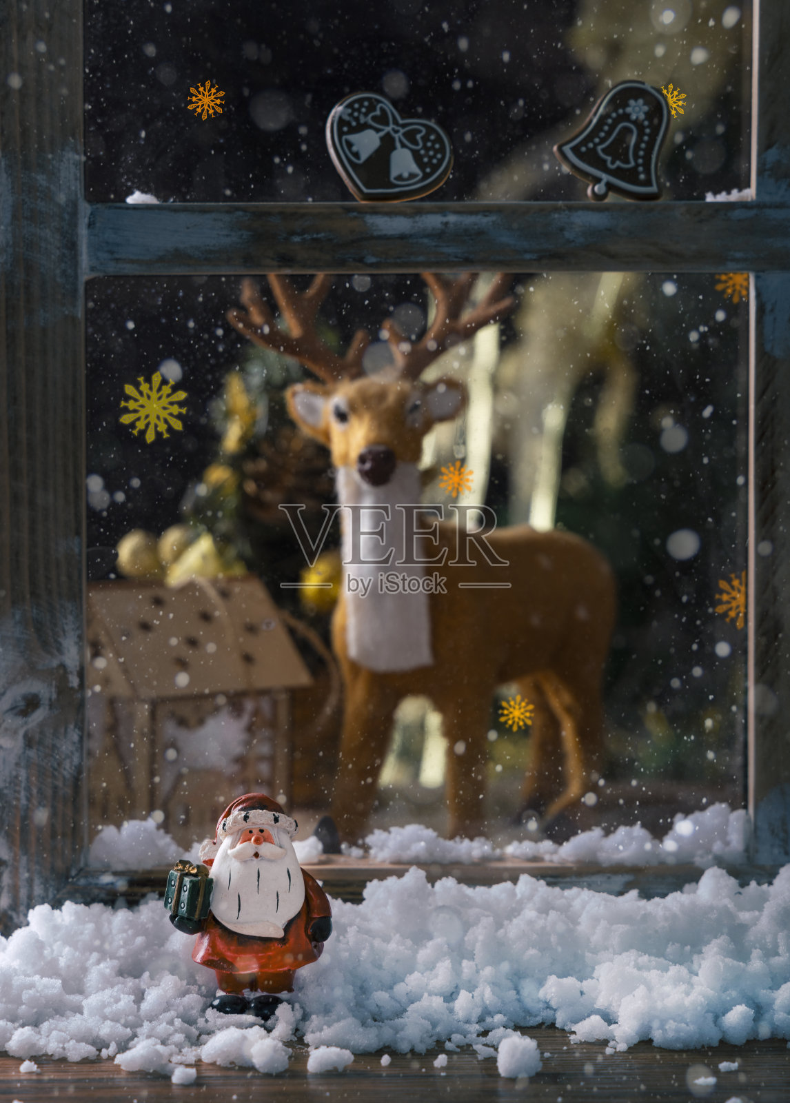 窗户边的圣诞装饰品照片摄影图片