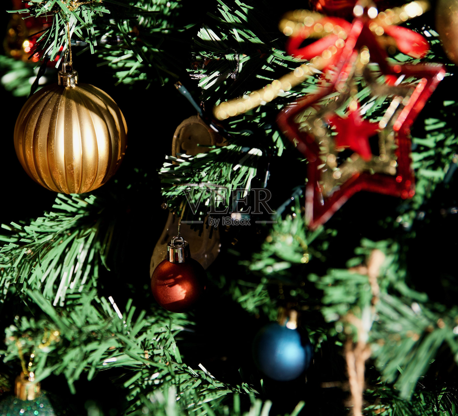 红色,莎士比亚蓝,苦乐参半红,棕灰色装饰物,圣诞树照片摄影图片