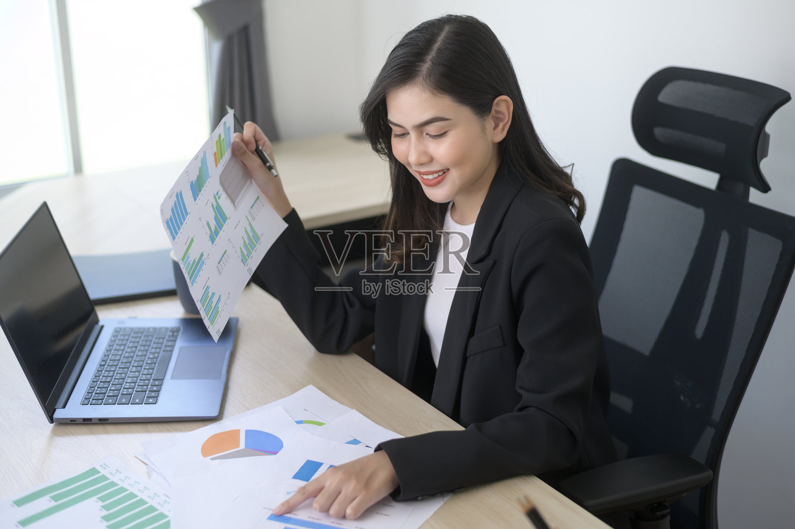 年轻美丽的女商人在笔记本电脑上工作,在现代办公室文件照片摄影图片