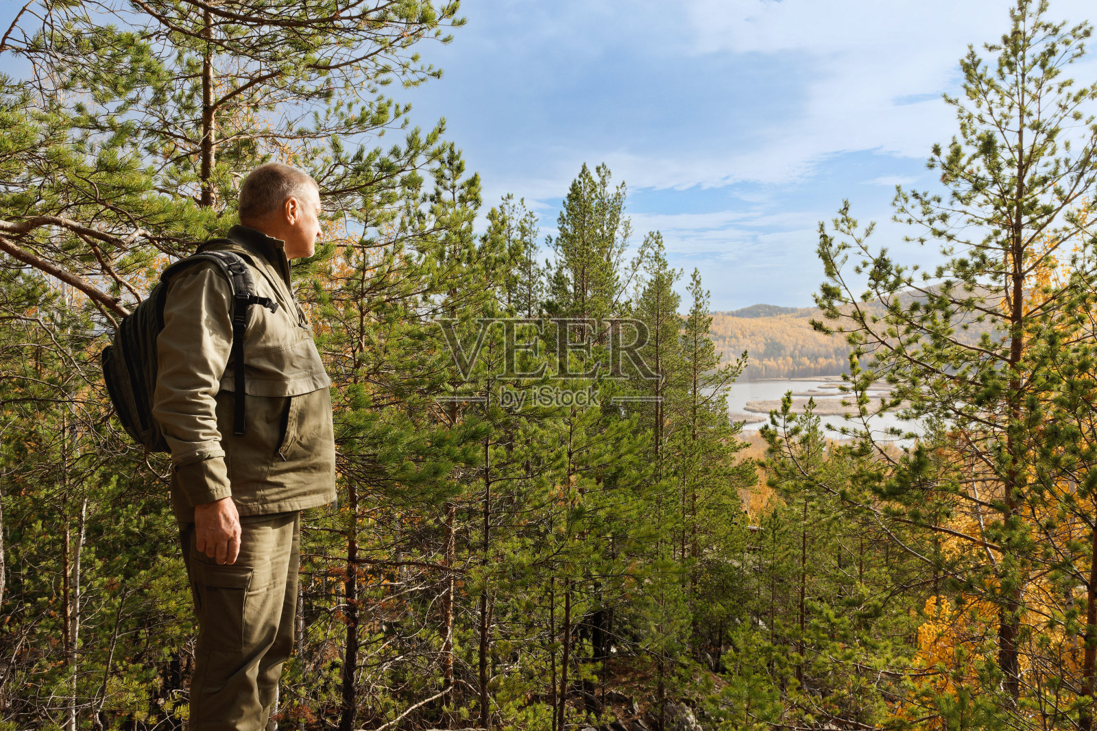 一个老人的肖像。在山区度假旅行。照片摄影图片