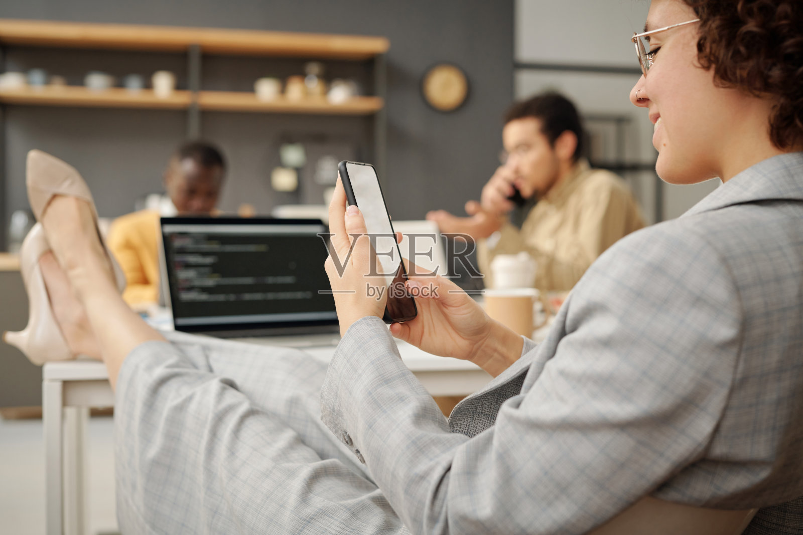 女商人使用智能手机进行在线交流照片摄影图片