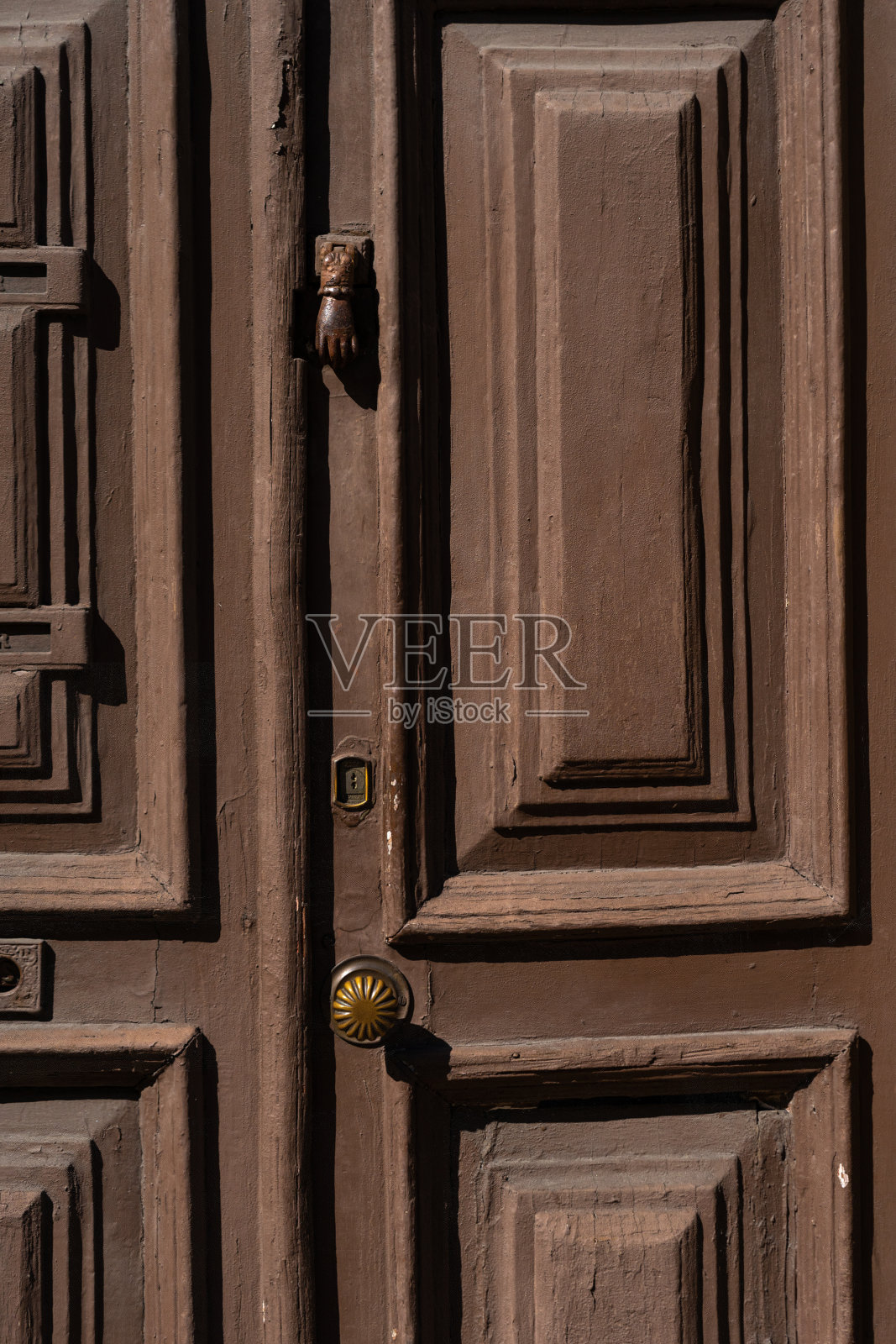 碎裂的棕色木门纹理。照片摄影图片