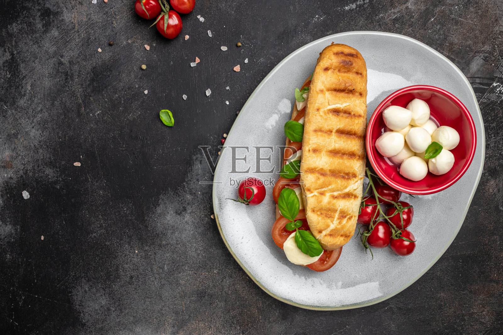 美味的早餐卡普里奶酪帕尼尼三明治,番茄,马苏里拉奶酪和罗勒,清洁饮食,节食,素食的概念。俯视图照片摄影图片