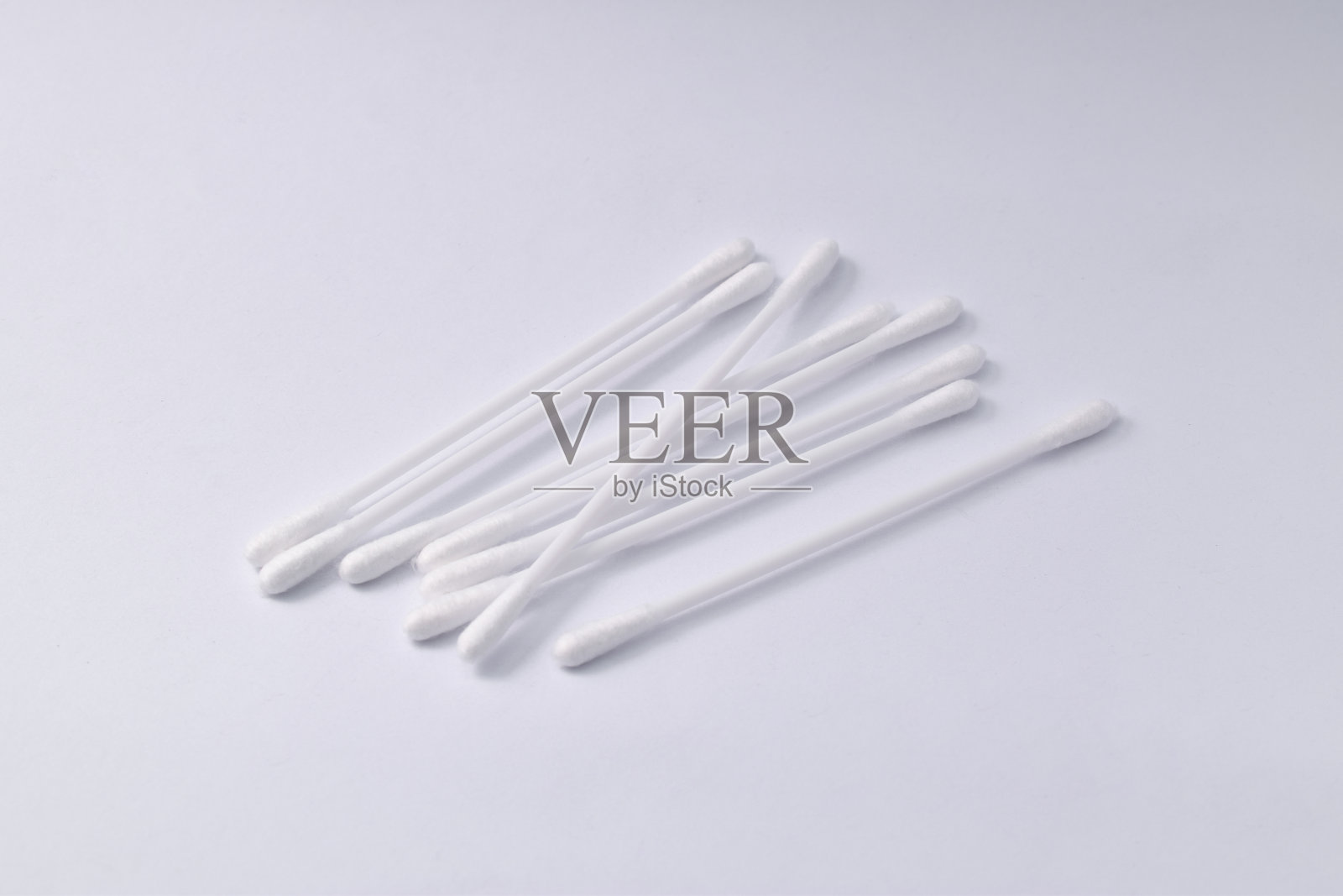 白色背景上孤立的棉芽照片摄影图片