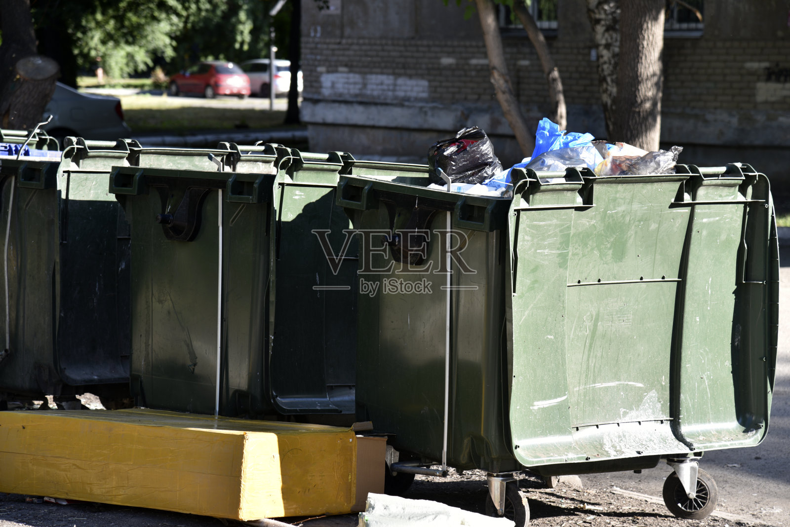 市区有垃圾桶和垃圾填埋场。村里的塑料垃圾容器。照片摄影图片