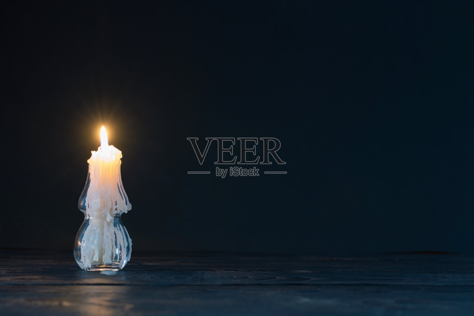 燃烧的蜡烛在玻璃烛台形状的圣诞树照片摄影图片